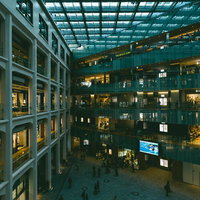 KITTE丸の内の吹き抜け空間とショッピングモールの写真