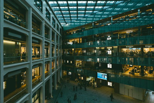 KITTE丸の内の吹き抜け空間とショッピングモール