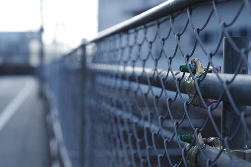 建築現場に設置された金網フェンスの写真