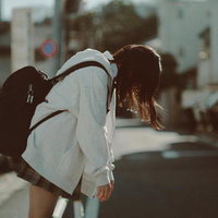 学校行きたくない病、朝の通学路でうなだれる女子高生の写真