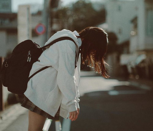 学校行きたくない病、朝の通学路でうなだれる女子高生