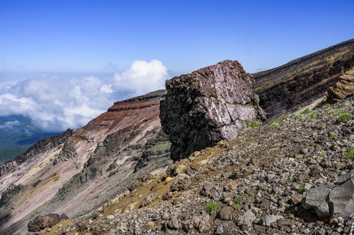 旭岳の金庫岩と茶色い斜面、北海道を代表する100名山の山頂付近