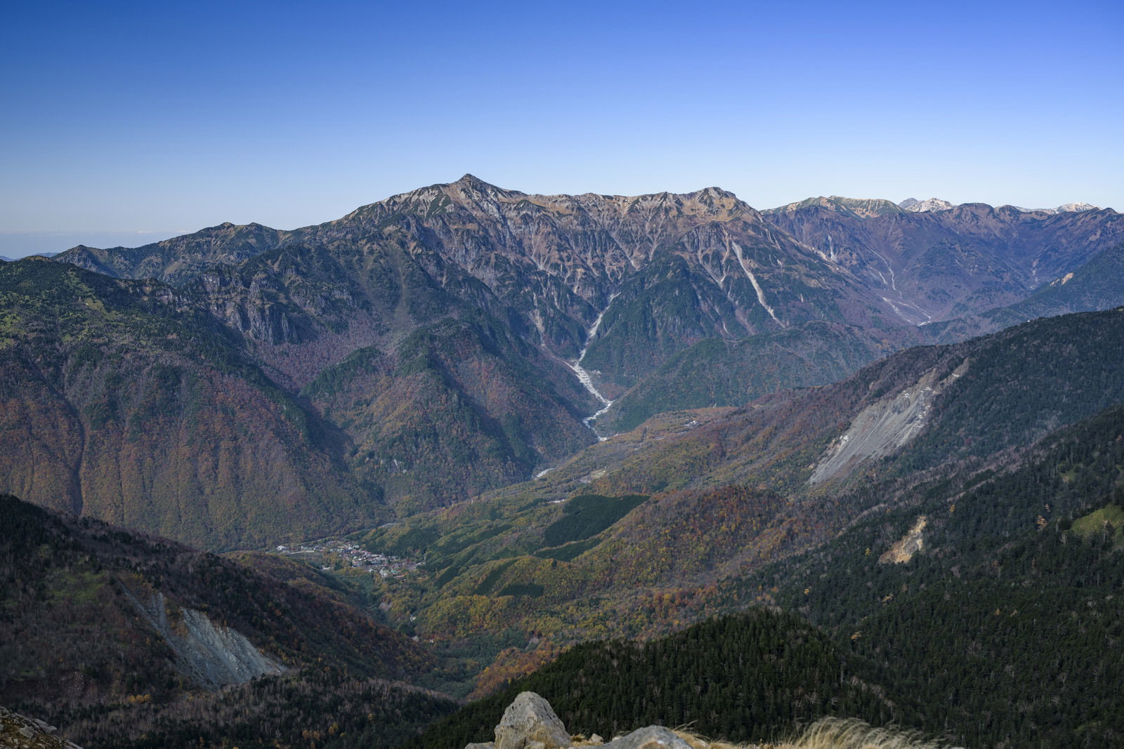 焼岳登山道から望む笠ヶ岳の雄大な山容と青空、緑の山稜