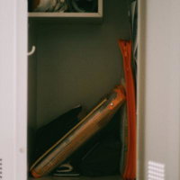 教室の高校ロッカーに収納されたハンマーやスパナなどの工具類の写真