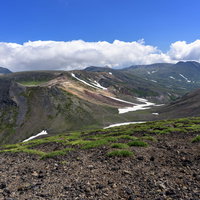 旭岳山頂から見る大雪山連峰の雄大な景色と残雪の写真