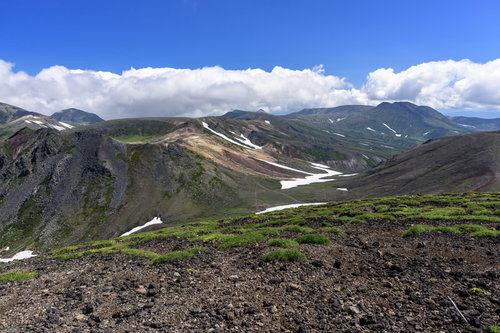 旭岳山頂から見る大雪山連峰の雄大な景色と残雪