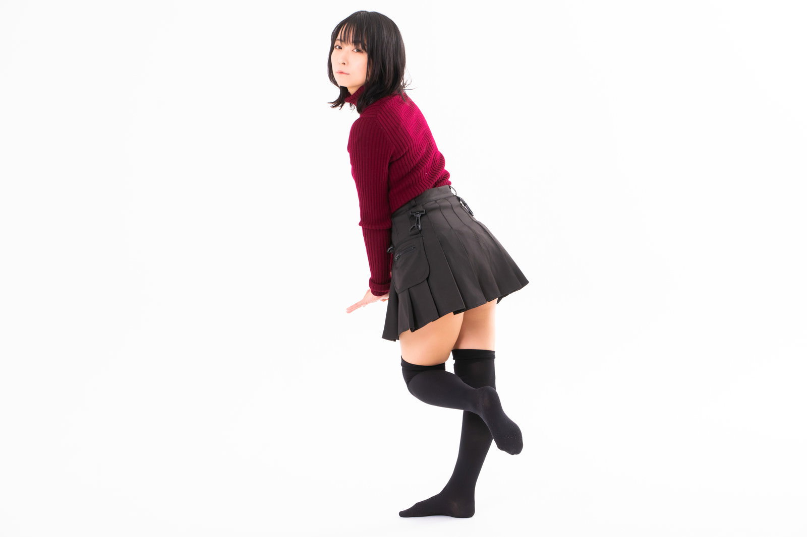 片足を上げて振り向く女性のポーズ［モデル：にゃるる］