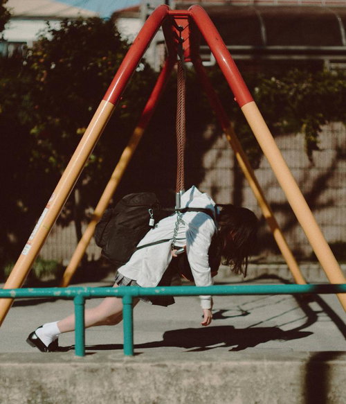 ブランコでうなだれるモチベーションが死んでる女子校生