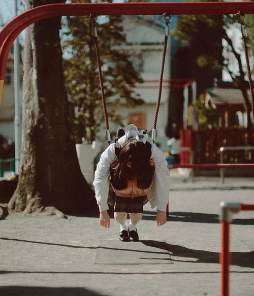 ブランコで癒されるJK