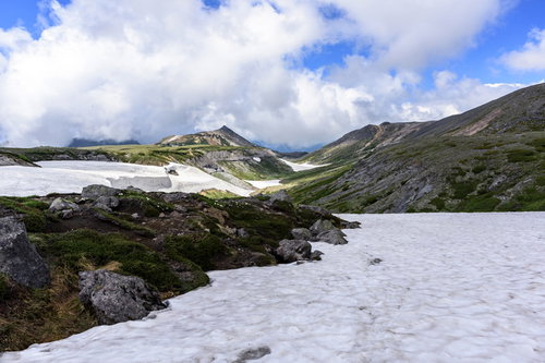 氷河が残る大雪山旭岳の高山風景