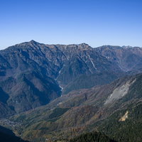 長大な笠ヶ岳稜線を望む飛騨山脈の山岳風景の写真