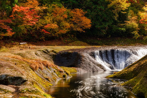 秋の紅葉と小又峡の渓流風景 秋田県の紅葉狩りスポット