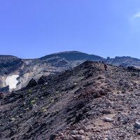 火口壁の登山道を登る（大雪山旭岳）の写真