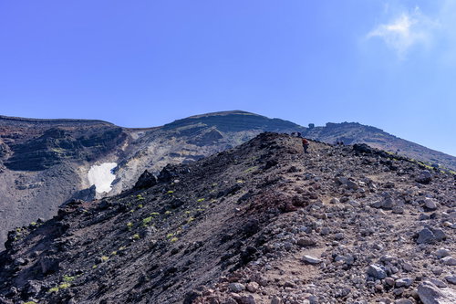 火口壁の登山道を登る（大雪山旭岳）