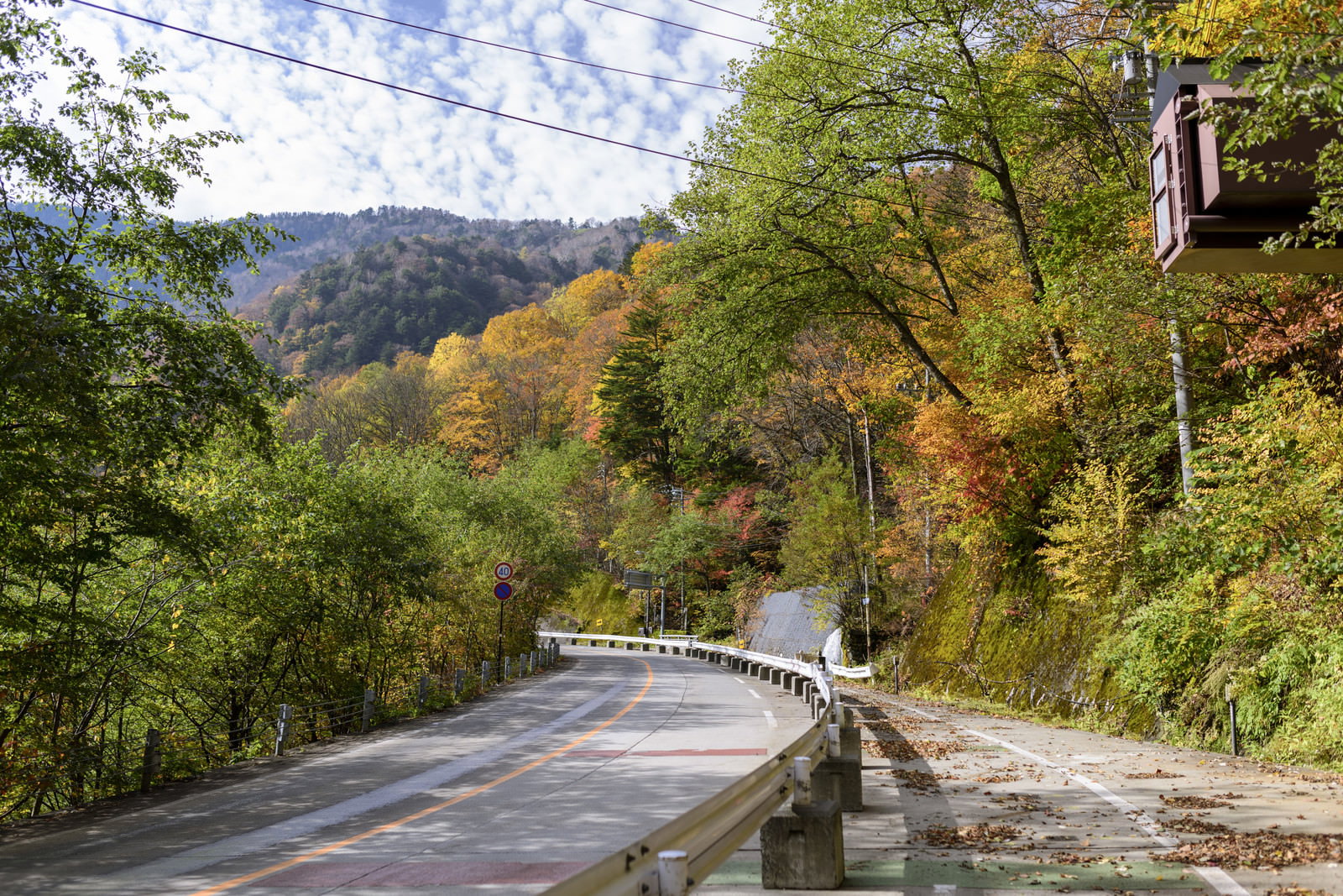 黄葉に囲まれた上高地の山道から焼岳を望む秋の風景