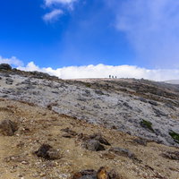 火山性の岩肌が露出した北海道大雪山の旭岳周辺の斜面の写真