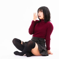 あぐらで座り込んであくびするモデル女性の疲労感あふれるポーズの写真
