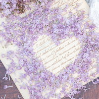 ライラックの花で埋もれたハートから覗く手紙の写真