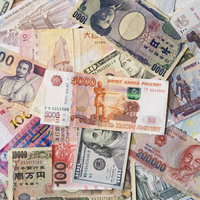 ロシアルーブルと複数国の紙幣が重なる外貨の写真
