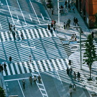 俯瞰で見る歩行者天国を行き交う人々と複雑な交差点の人流の写真