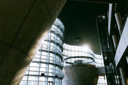 商業施設に差し込む逆光と建築的な光と影の美学