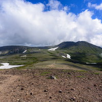 白雲岳へと向かう大雪山の稜線で登山道を歩く風景の写真