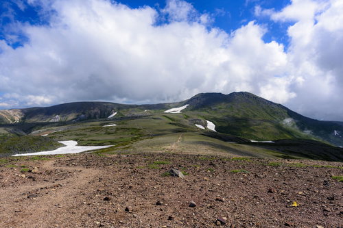 白雲岳へと向かう大雪山の稜線で登山道を歩く風景