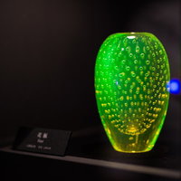 光るウランガラスの花瓶（妖精の森ガラス美術館）の写真