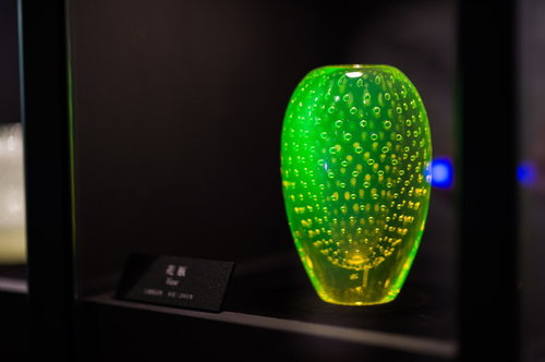 光るウランガラスの花瓶（妖精の森ガラス美術館）