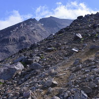 荒々しい大雪山の登山道と青空の山岳風景・北海道旭岳の写真