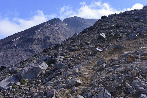 荒々しい大雪山の登山道と青空の山岳風景・北海道旭岳