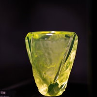 妖精の森ガラス美術館の円文切子ウランガラス花瓶の写真