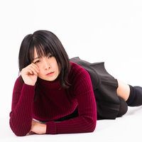 涙して床に倒れ込む悲しい女子のポージングの写真