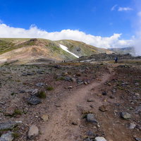 大雪山の間宮岳へと向かう稜線で見る火山地帯の雄大な景観の写真