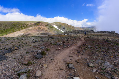 大雪山の間宮岳へと向かう稜線で見る火山地帯の雄大な景観