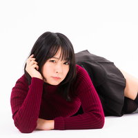 暇を持て余して横たわり頬杖をつく女性のポーズの写真