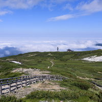 雲の上に浮かぶ大雪山連峰と姿見方面の絶景の写真