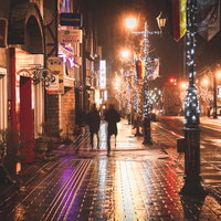 濡れた路面に映るイルミネーション（秋田県湯沢市）の写真