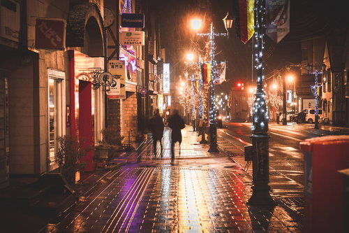 濡れた路面に映るイルミネーション（秋田県湯沢市）