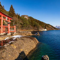 御座石神社の朱色の鳥居と田沢lakの冬景色の写真