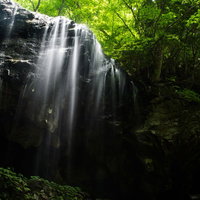 岡山県鏡野町の観光名所・岩井滝への道標と石段の写真