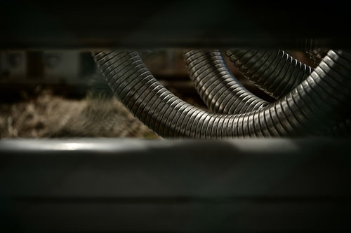 線路脇に備え付けられた蛇腹状の金属パイプ