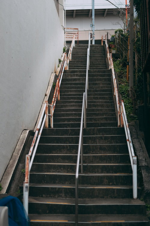 両側に手すりが付いたコンクリートの急な階段