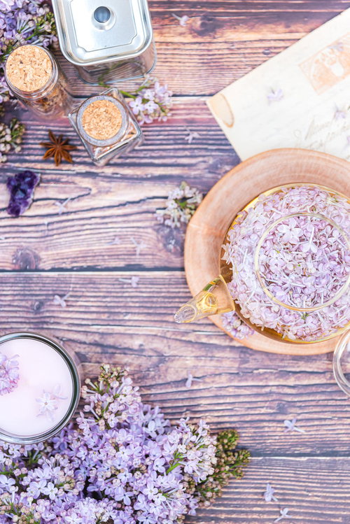 ライラックと香るハーブティーが置かれた机