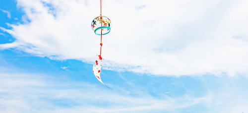 夏の風物詩、青空に揺れるカラフルな風鈴と短冊飾り