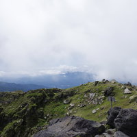 ガスに包まれる日光白根山山頂の景色と岩場の稜線の写真