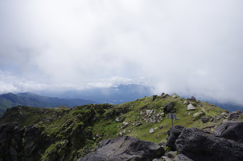 ガスに包まれる日光白根山山頂の景色と岩場の稜線