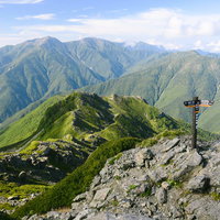 塩見岳山頂から眺める南アルプス南部の山々の写真