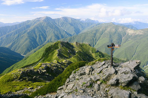 塩見岳山頂から眺める南アルプス南部の山々