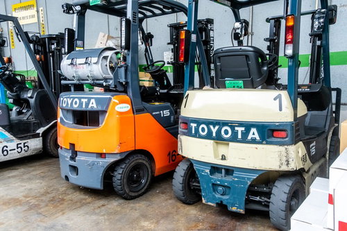 市場にあったTOYOTAのフォークリフト